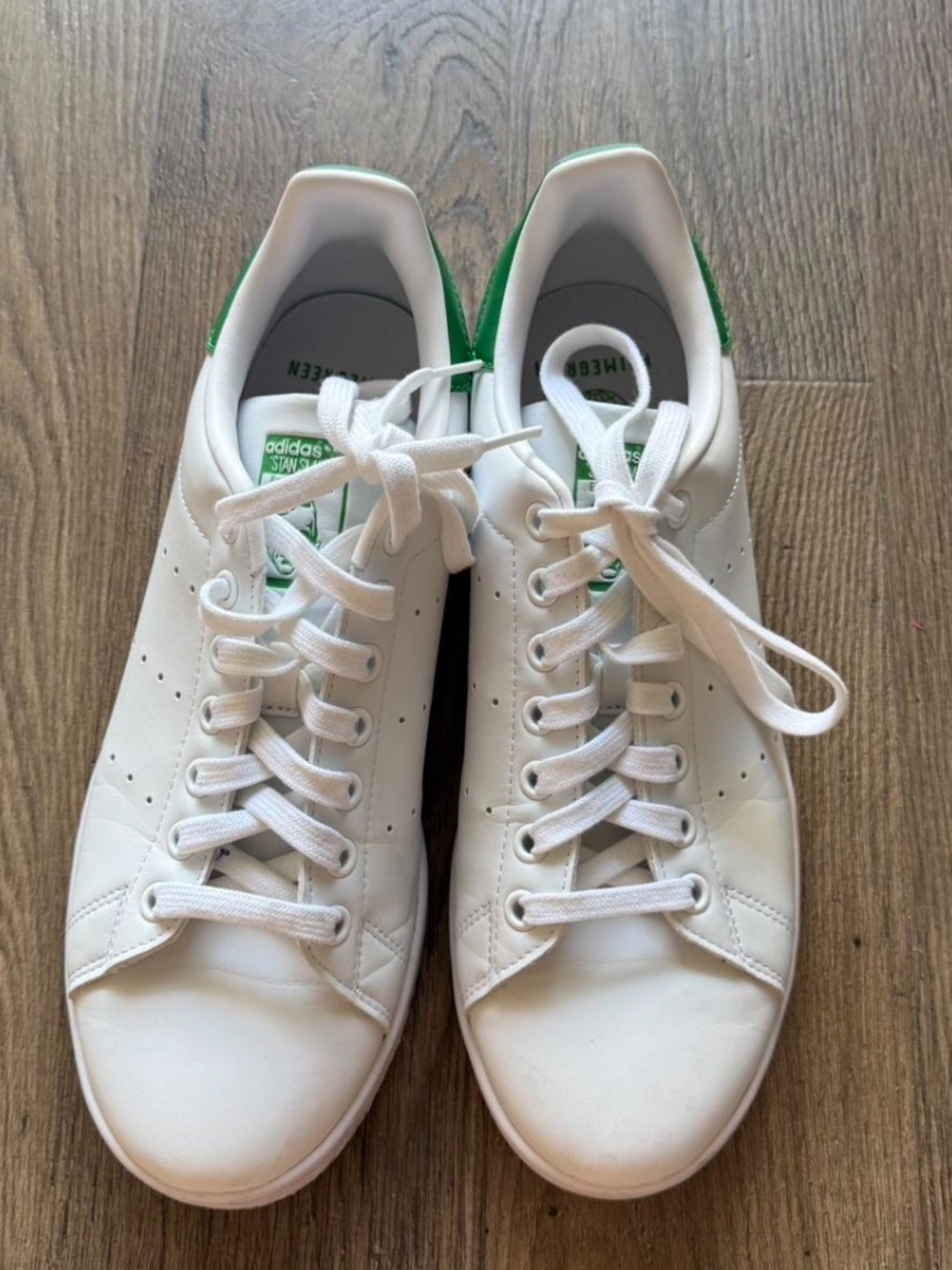 Stan Smith Adidas White Low-Top Sneakers with Green Accents - Picture 2 of 5